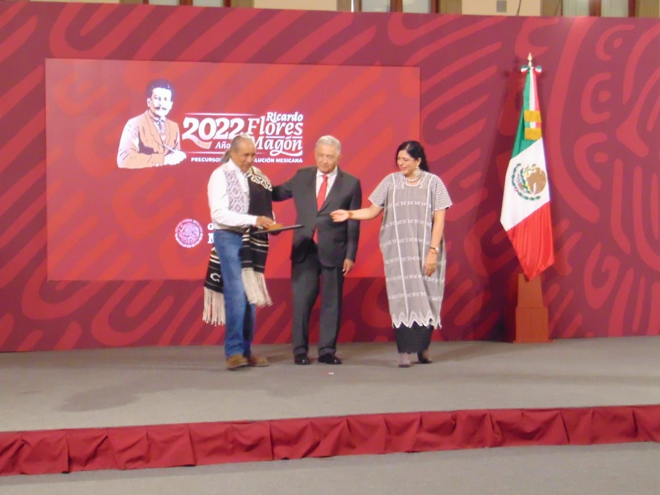 Artesano michoacano recibe Premio Nacional de Artes y Literatura 2020 y 2021